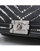 Vanguardist style in the high -end Chanel bag