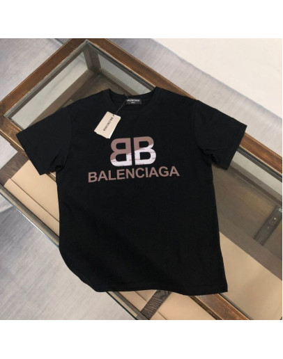 Balenciaga Camisa A avant -garde and style in each garment