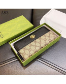 Hand wallet luxury and distinction in your hands