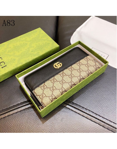 Hand wallet luxury and distinction in your hands