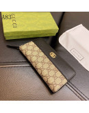 Hand wallet luxury and distinction in your hands