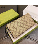 Hand wallet luxury and distinction in your hands