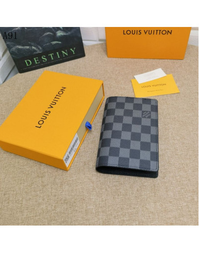 Hand wallet Louis Vuitton style and sophistication in a single product