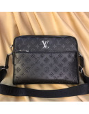 Classic Bandolera Louis Vuitton striking