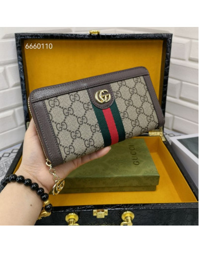 Gucci GG hand portfolio with design