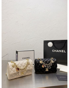 Shoulder bags with chain and golden logo Chanel