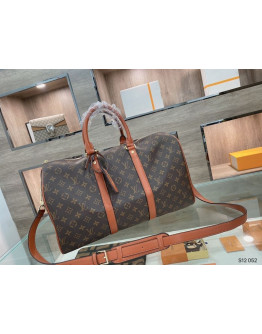 Traveler handbag on the occasion of great capacity Louis Vuitton