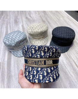 Mail hat or high -end dior fisherman