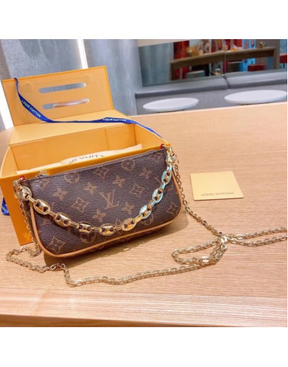 Shoulder bag with Louis Vuitton chain