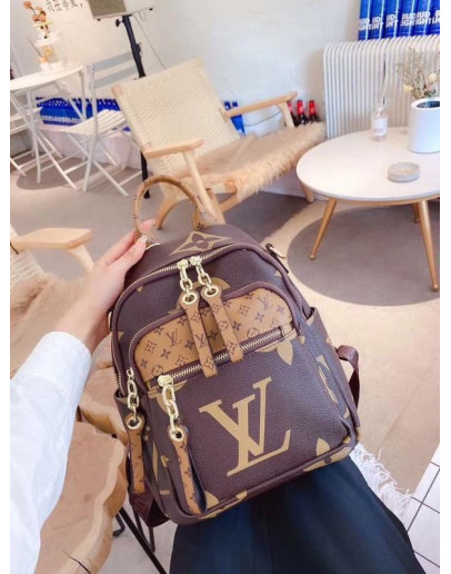 Louis Vuitton's big -capacity leather backpack