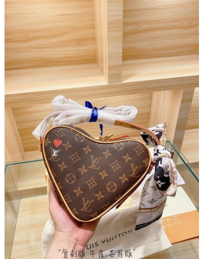 Shoulder bag with heart design Louis Vuitton