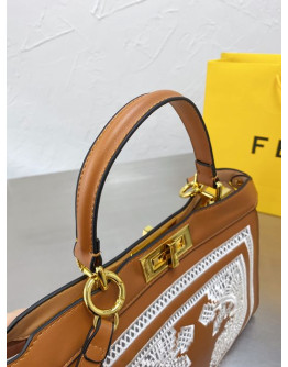 Elegant handbag with double fendi flap effect