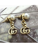 Earrings with pearls and jerk