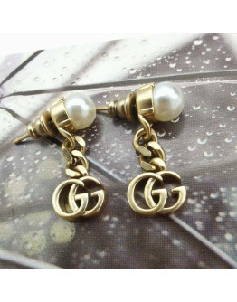 Earrings with pearls and jerk