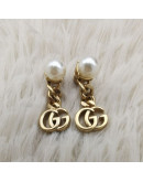 Earrings with pearls and jerk