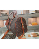 Traveler handbag on the occasion of great capacity Louis Vuitton